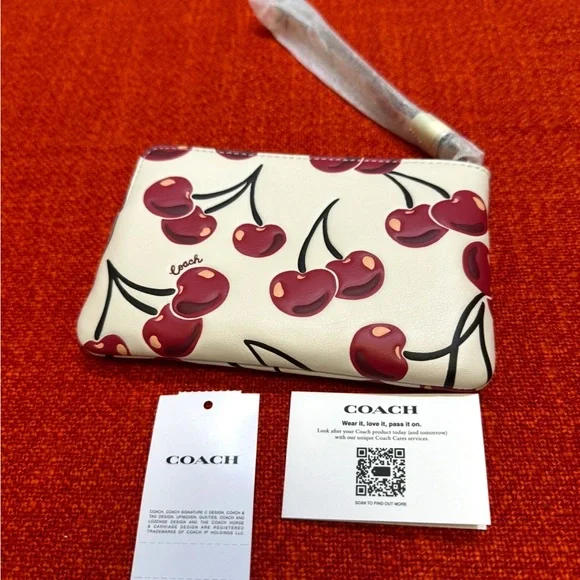 ❤️❤️❤️NEW Coach wristlet/wallet with cherry print /silvertone hardware ❤️❤️❤️ - Picture 4 of 10